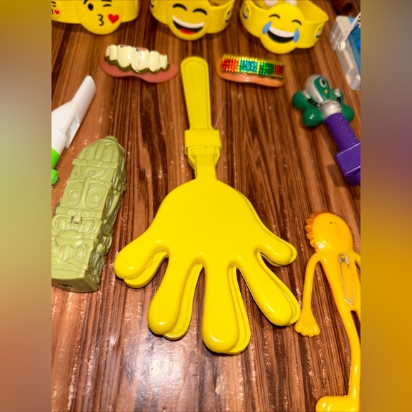 Random Junk Drawer Toy Lot - Picture 8 of 14